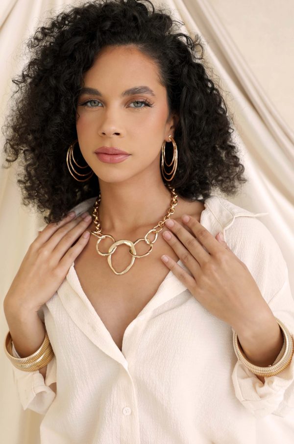 Interlocking Golden Chain Necklace For Sale - Image 2